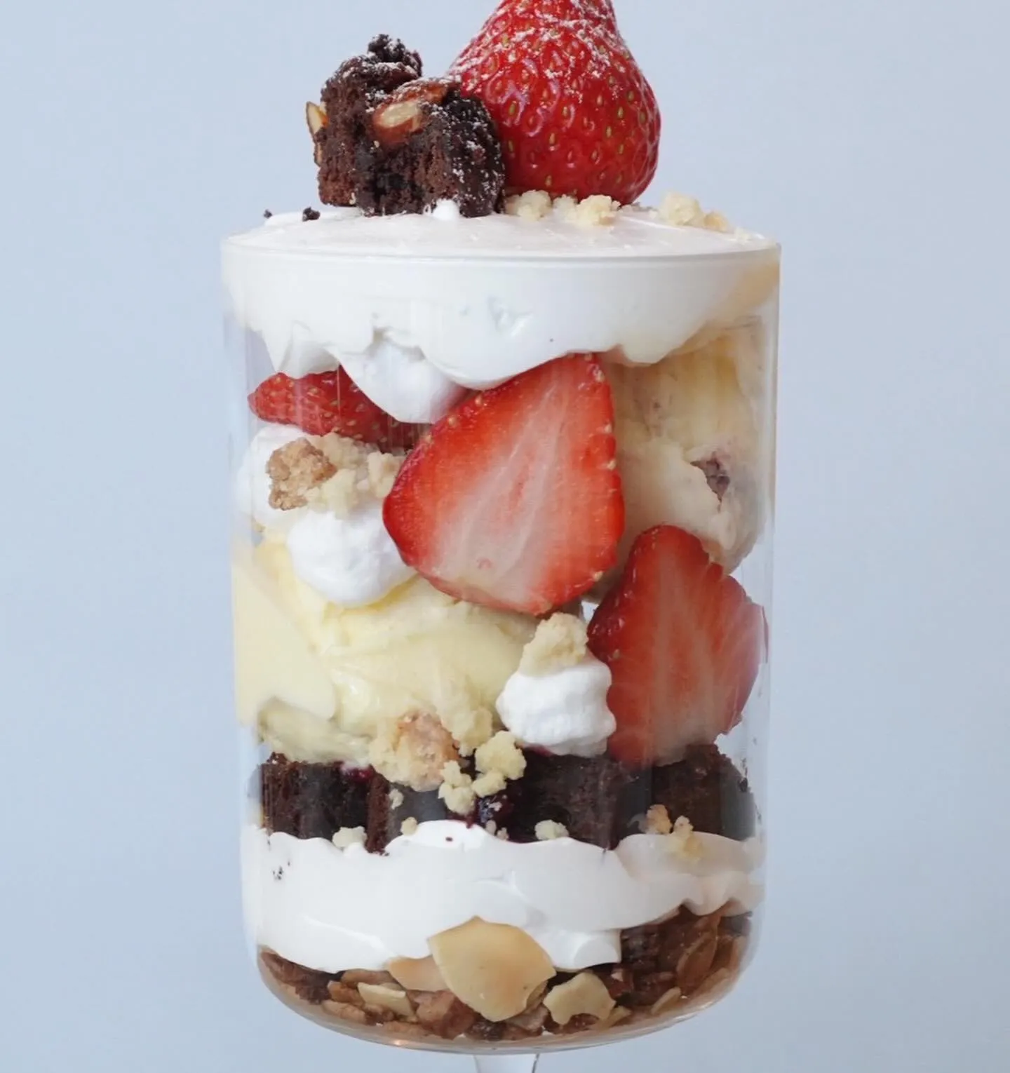 イチゴとベリーのブラウニーパフェ