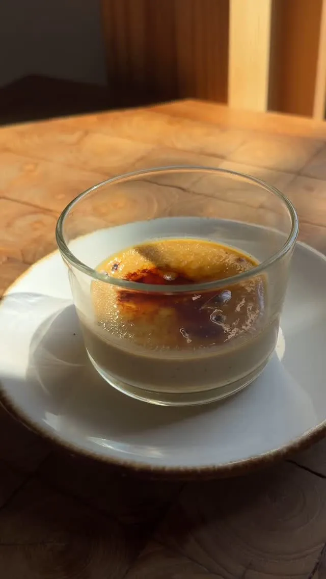 自家製チャイ茶葉をじっくり煮出し生地に混ぜ込んだやめらか口溶...